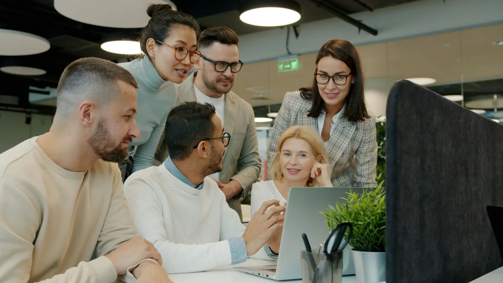 Équipe professionnelle en réunion de travail autour d’un ordinateur portable